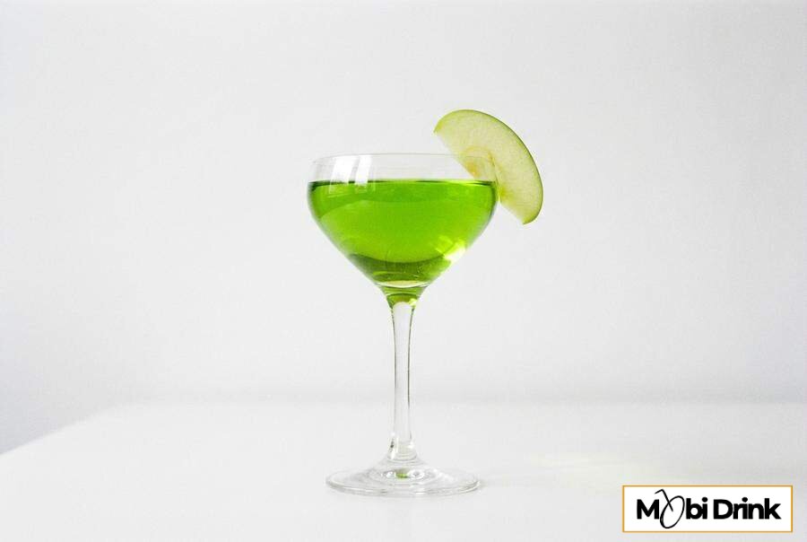 Zielony drink Appletini z jabłkiem