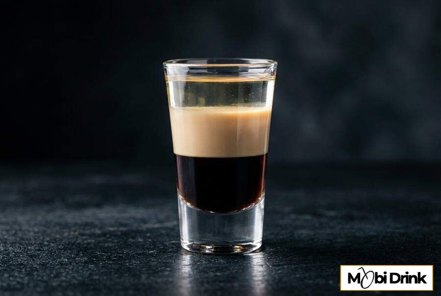 Trójwarstwowy shot B-52 z likierem kawowym