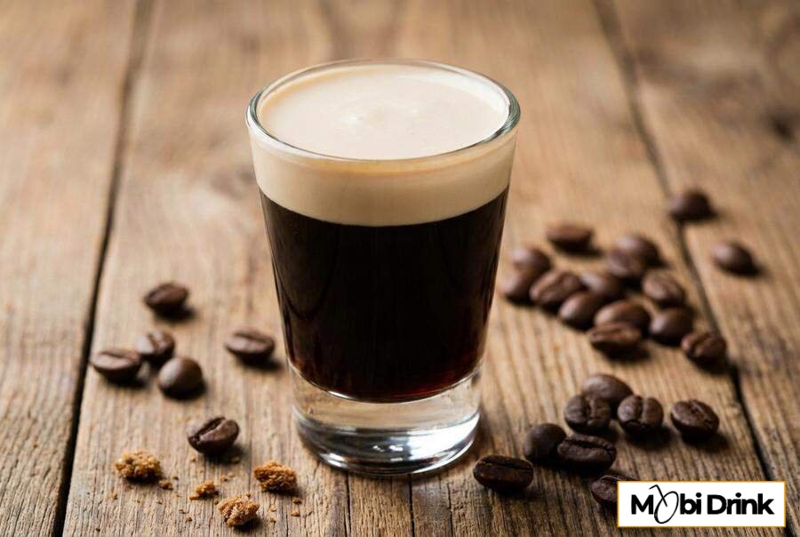 Shot Baby Guinness wyglądający jak małe piwo