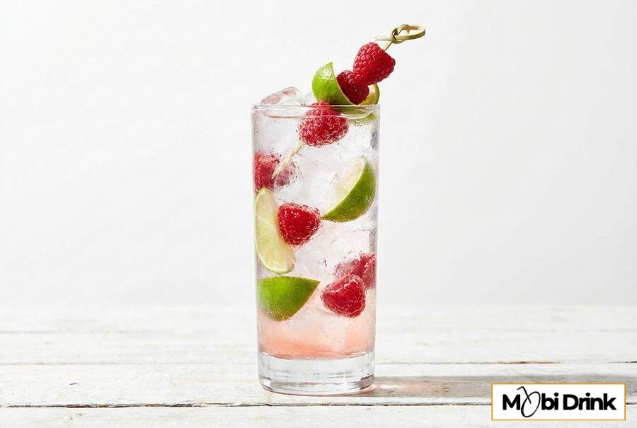 Prosty drink Bacardi Razz ze Spritem i świeżymi malinami