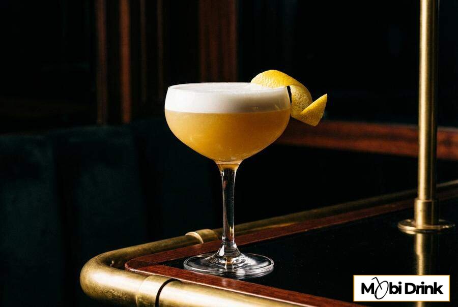 Elegancki koktajl Becherovka Sour z pianką w kieliszku