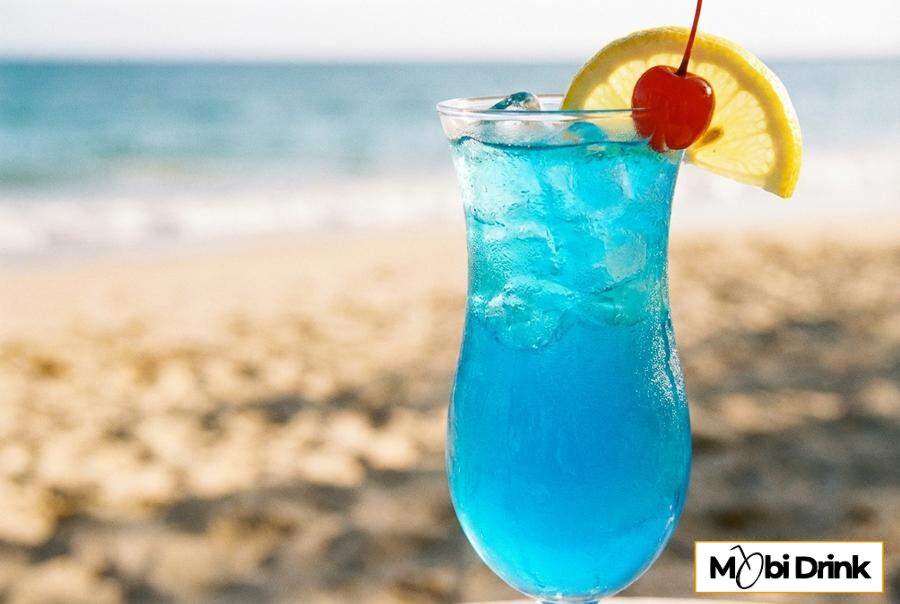 Niebieski drink bezalkoholowy Blue Lagoon z cytryną