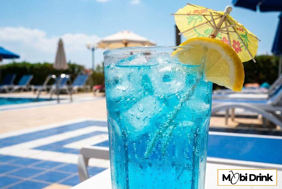Niebieski drink bezalkoholowy blue lagoon z cytryną