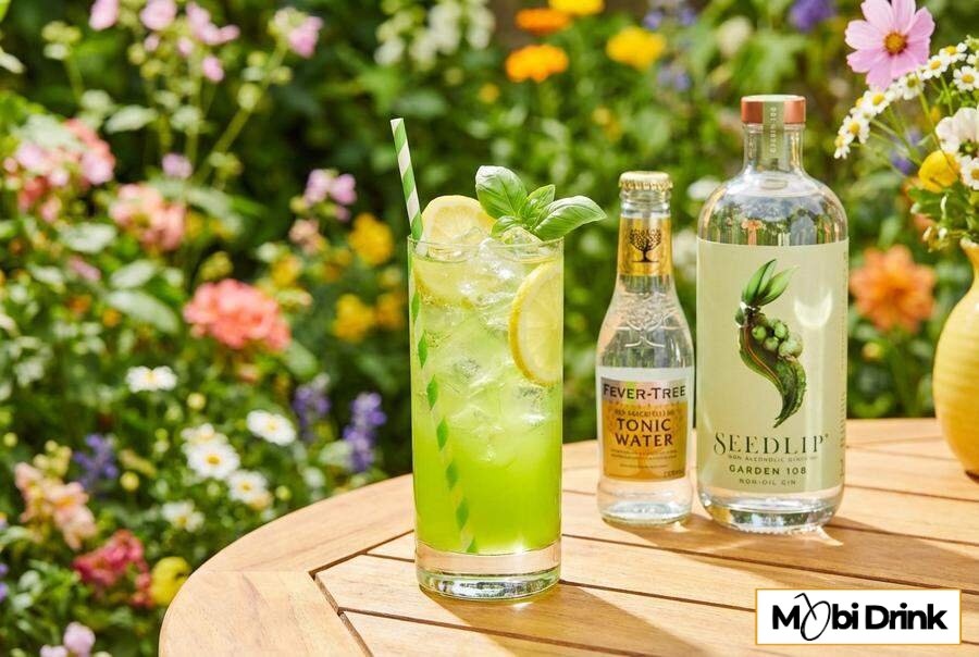 Bezalkoholowy koktajl bazyliowy w szklance