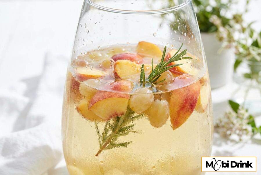 Biała sangria z kawałkami brzoskwiń