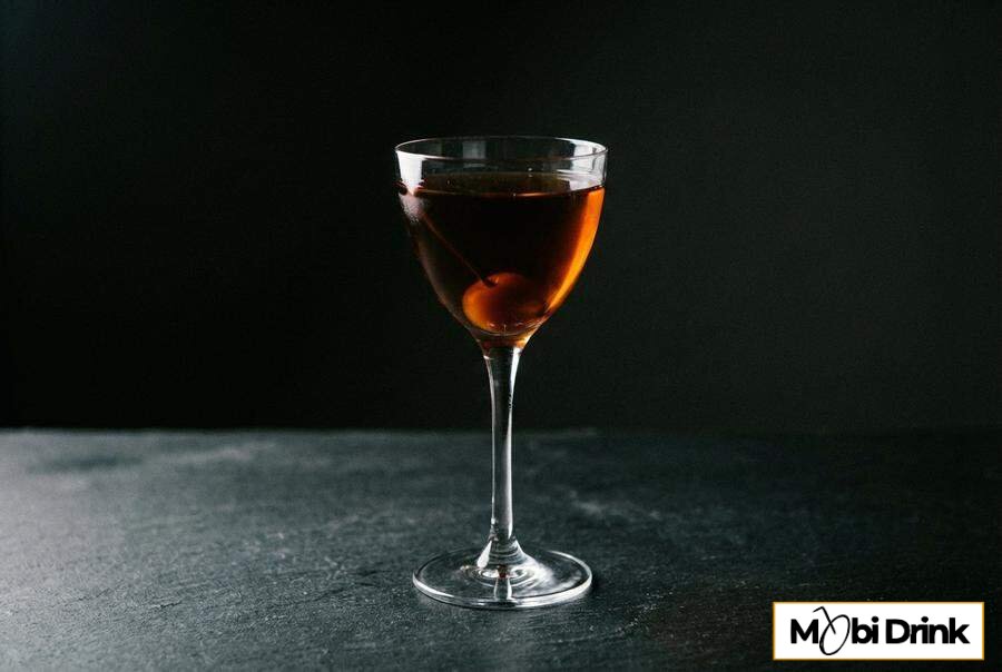 Black Manhattan z likierem ziołowym