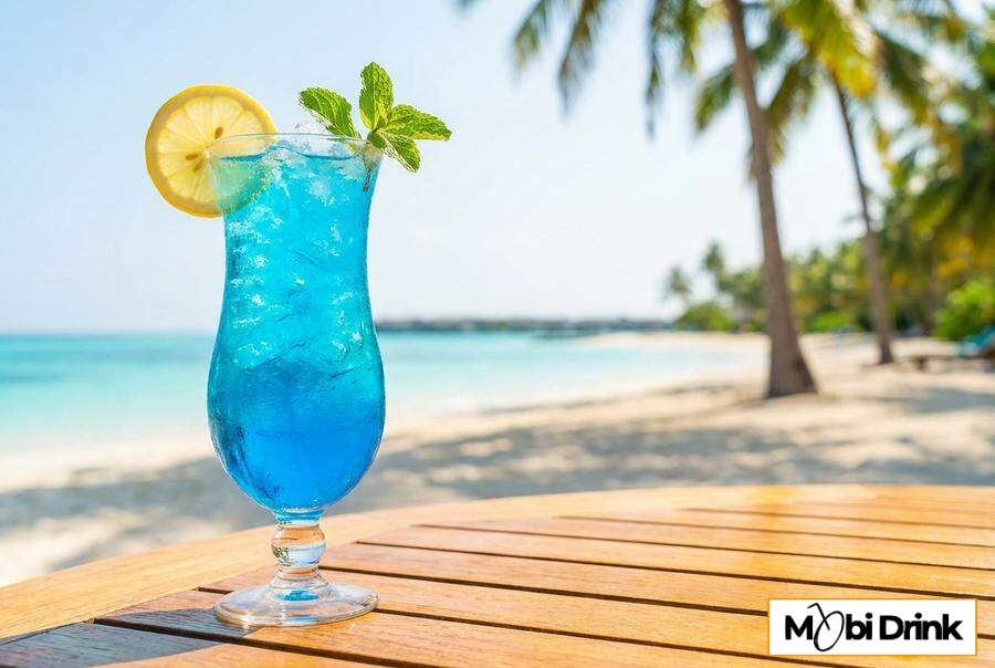 Niebieski drink bezalkoholowy z cytryną i lodem