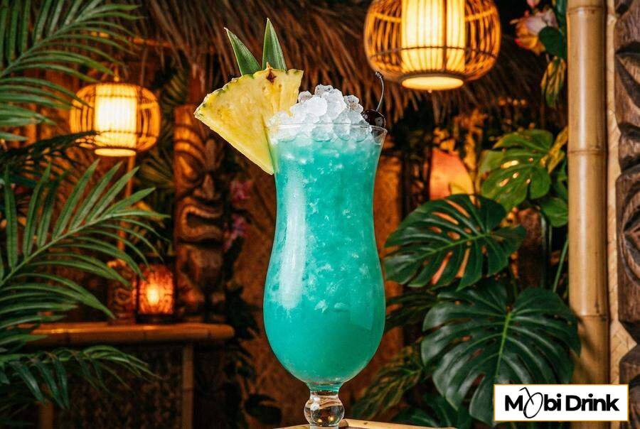 Tropikalny drink Blue Hawaii z ananasem