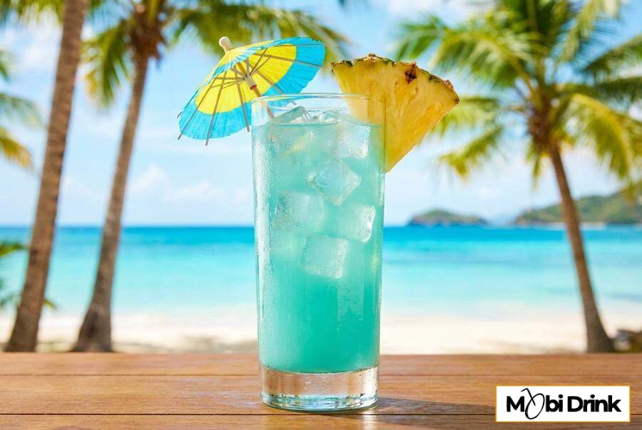 Niebieski drink Blue Hawaii z parasolką