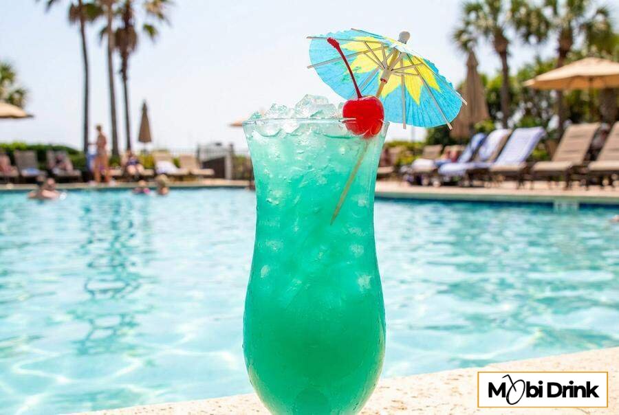 Niebieski drink Blue Hawaiian z Malibu