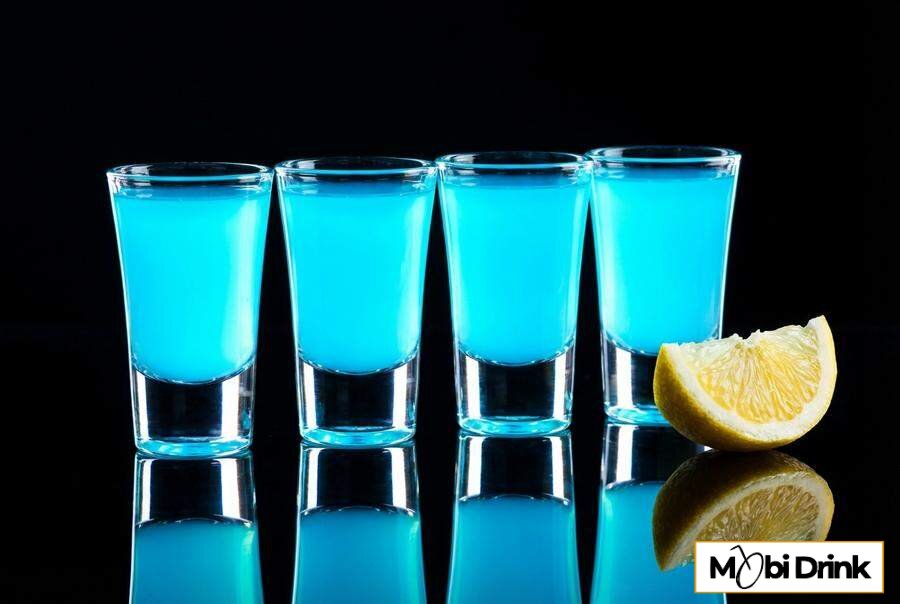 Niebieskie shoty kamikaze ze spirytusem