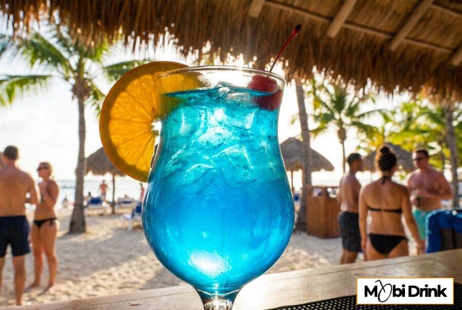 Niebieski drink Blue Lagoon z pomarańczą