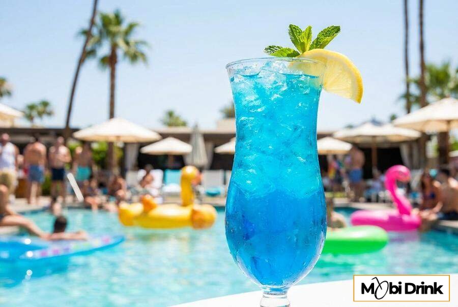 Niebieski drink Blue Lagoon z lodem
