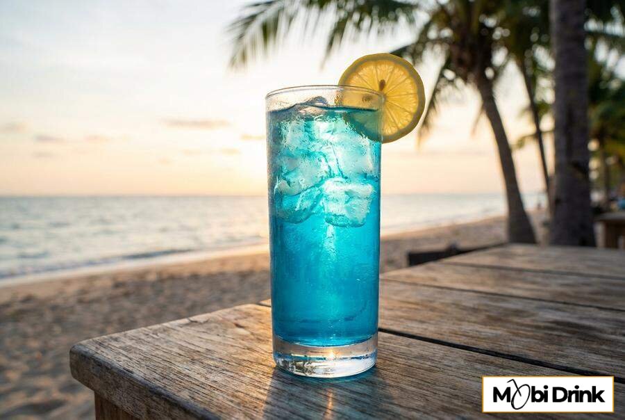Niebieski drink z cytryną i lodem