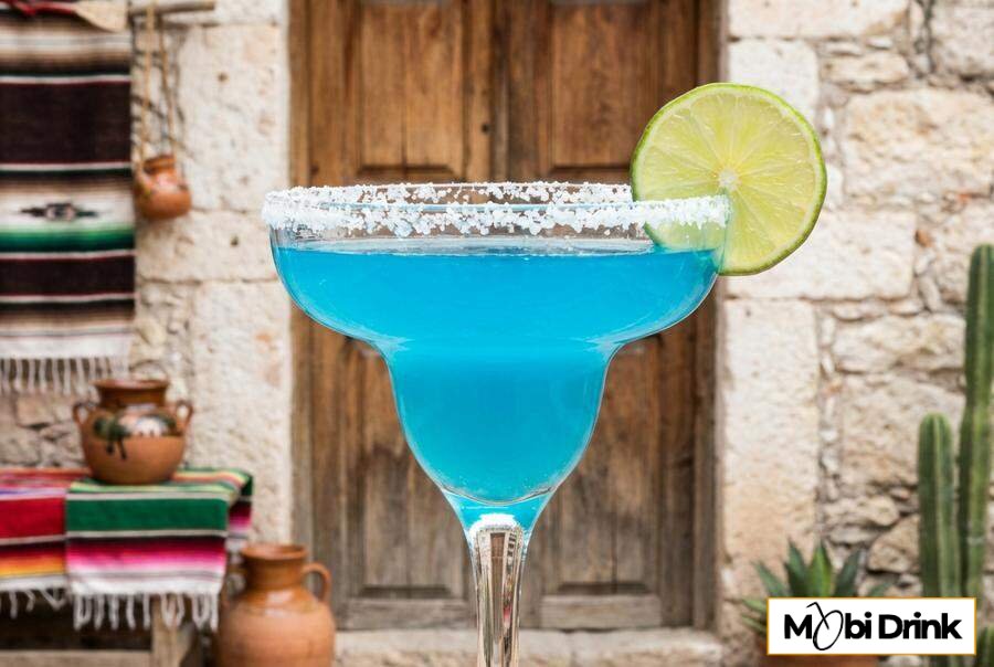 Niebieska Margarita z solą na krawędzi