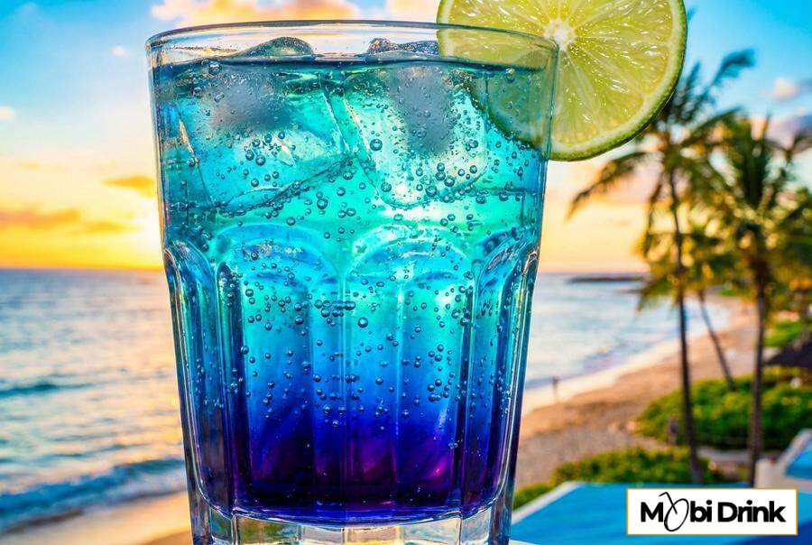 Niebieski drink bezalkoholowy z bąbelkami i cytryną