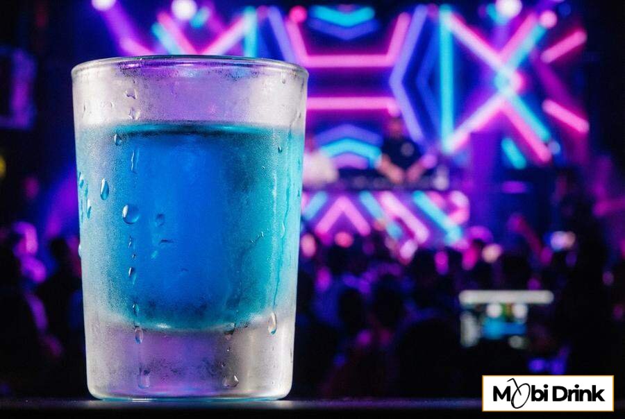 Niebieski shot Blue Tequila z curacao