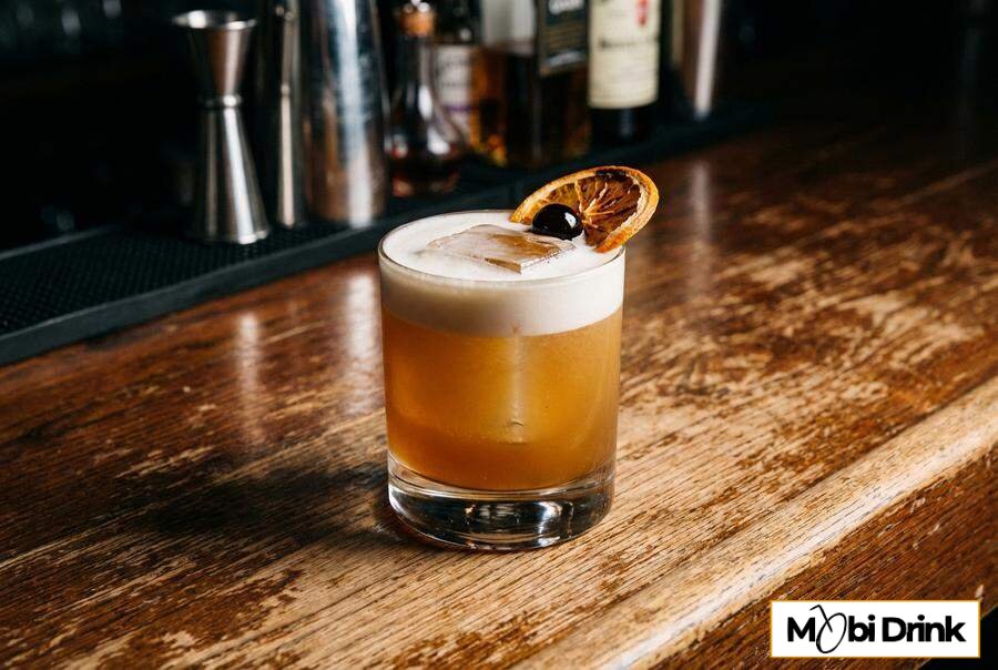 Orzeźwiający Brandy Sour z pianką i wisienką