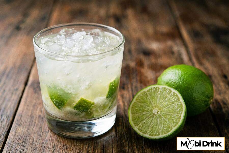Brazylijska Caipirinha z limonką i kruszonym lodem
