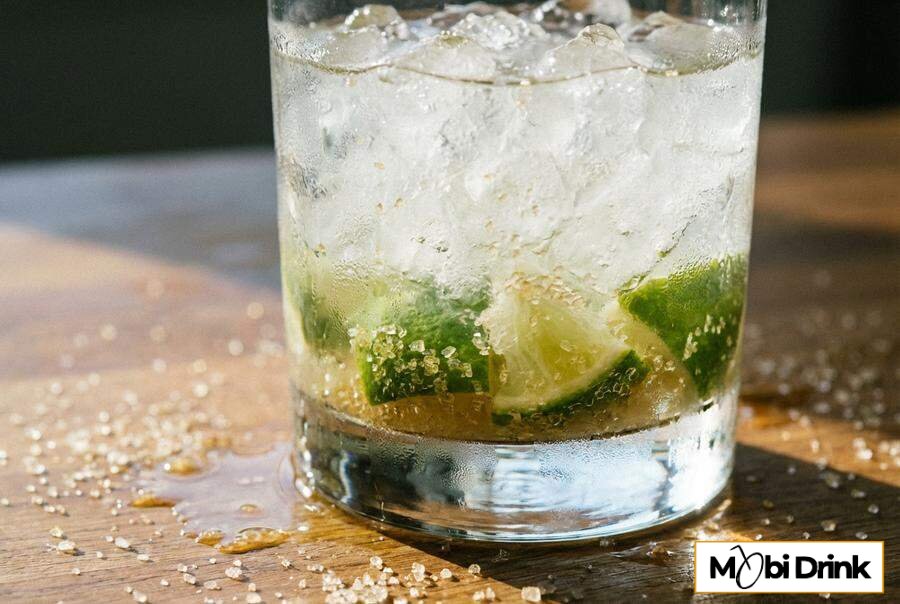 Caipiroska z limonką i kruszonym lodem