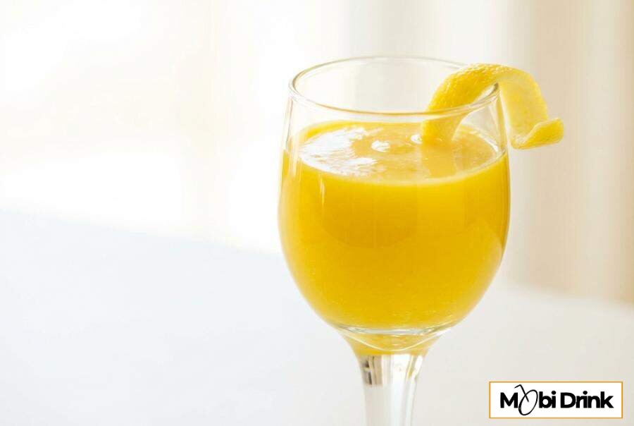 Żółty drink Canary Flip z białym winem