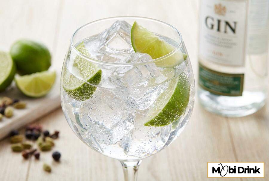 Klasyczny Gin and Tonic z limonką w kieliszku copa
