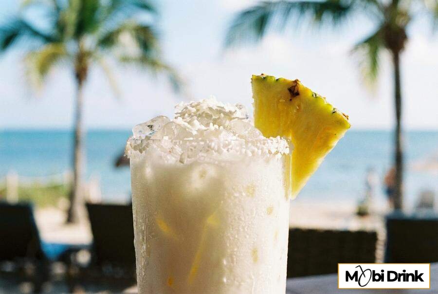 Biały drink coco colada z kokosem