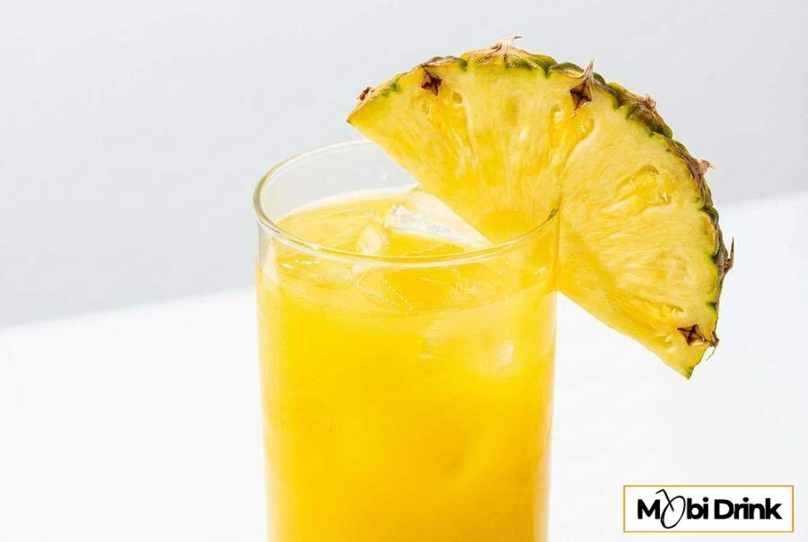 Żółty drink Cocolino z plastrem ananasa