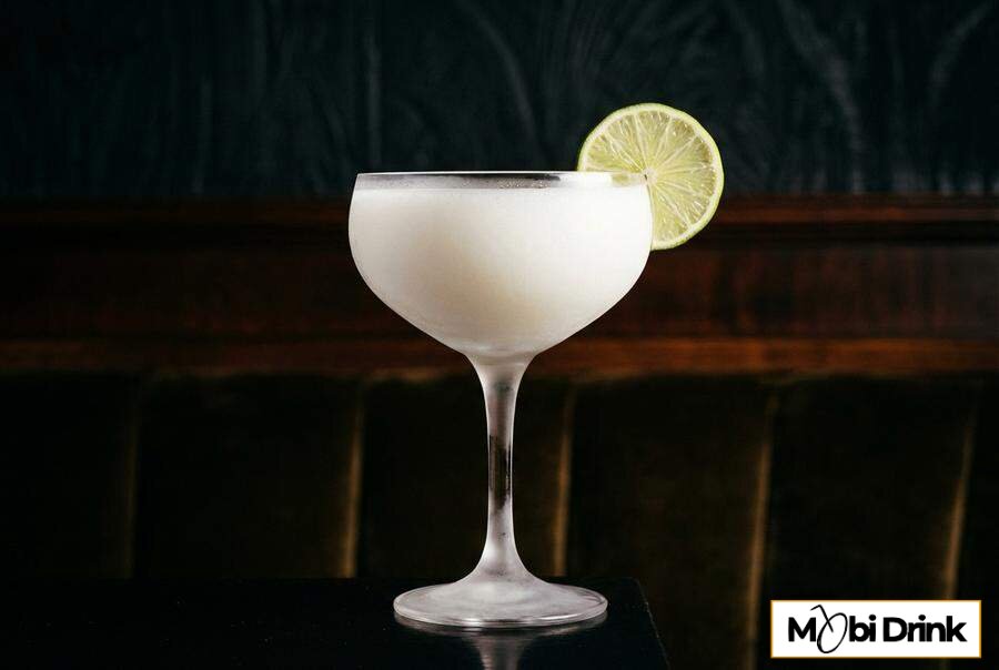 Biały drink Coconut Daiquiri w kieliszku