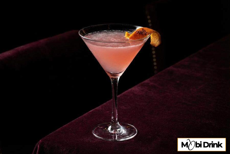 Różowy drink Cosmopolitan w kieliszku martini
