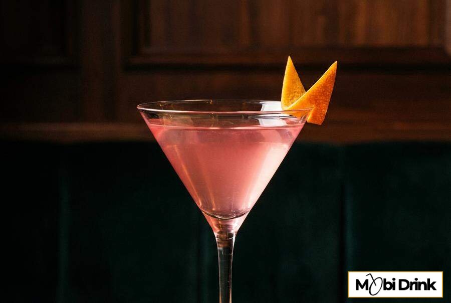 Różowy cosmopolitan w kieliszku do martini