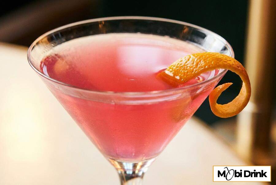 Różowy drink Cosmopolitan w kieliszku martini