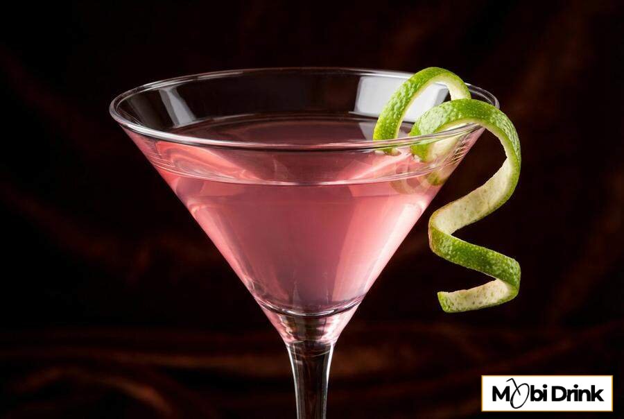 Różowy Cosmopolitan w kieliszku martini