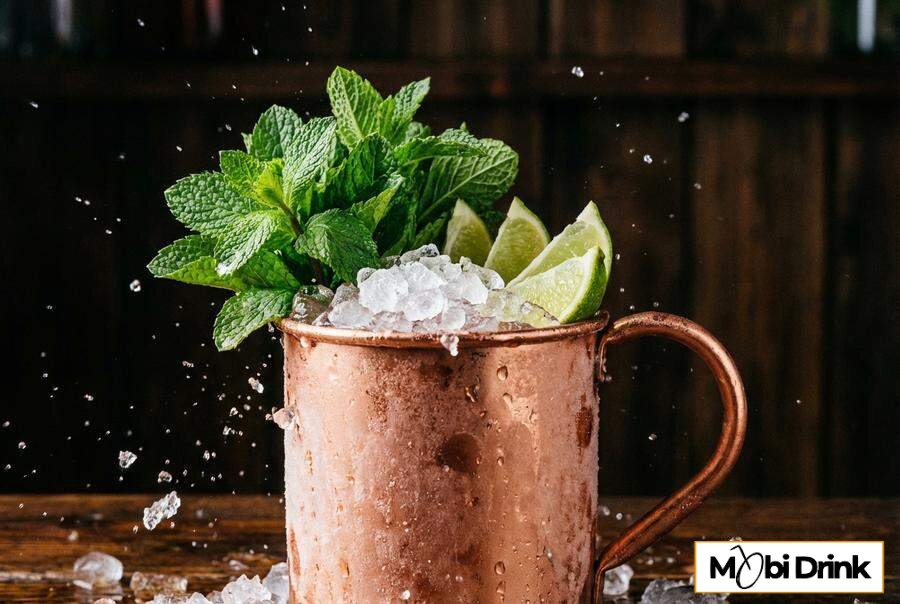 Drink Cranberry Mule w miedzianym kubku