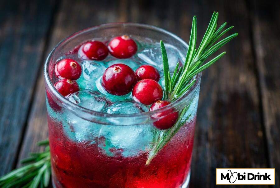 Czerwony drink z cytrynówką i sokiem żurawinowym