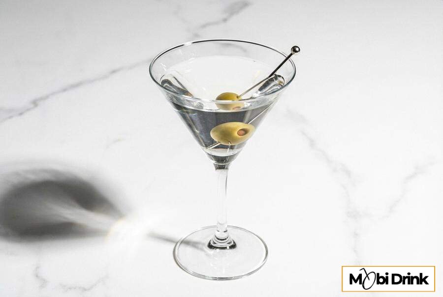 Klasyczne wytrawne Dry Martini z oliwką