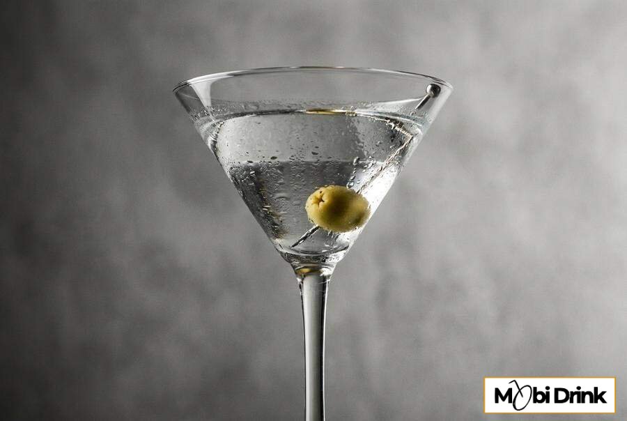Klasyczne Dry Martini z oliwką w kieliszku
