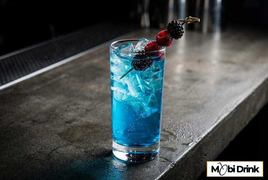 Niebieski drink Electric Bramble z Bacardi Razz