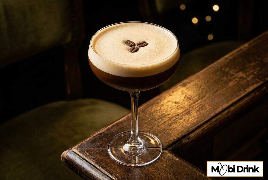 Espresso Martini z pianką i ziarnami kawy