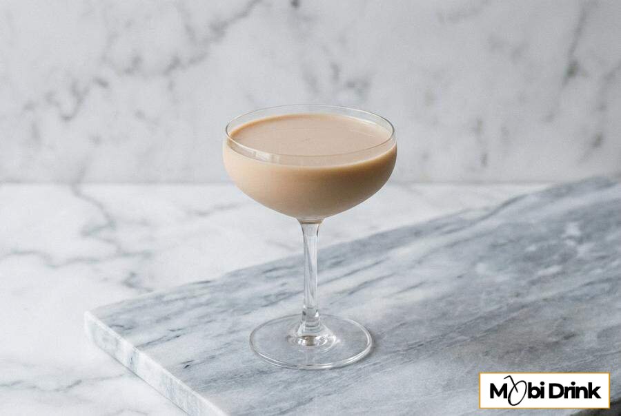 Gładki koktajl Flat White Martini w kieliszku coupe