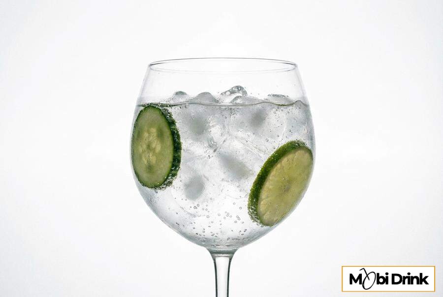 Gin z tonikiem i limonką w kieliszku