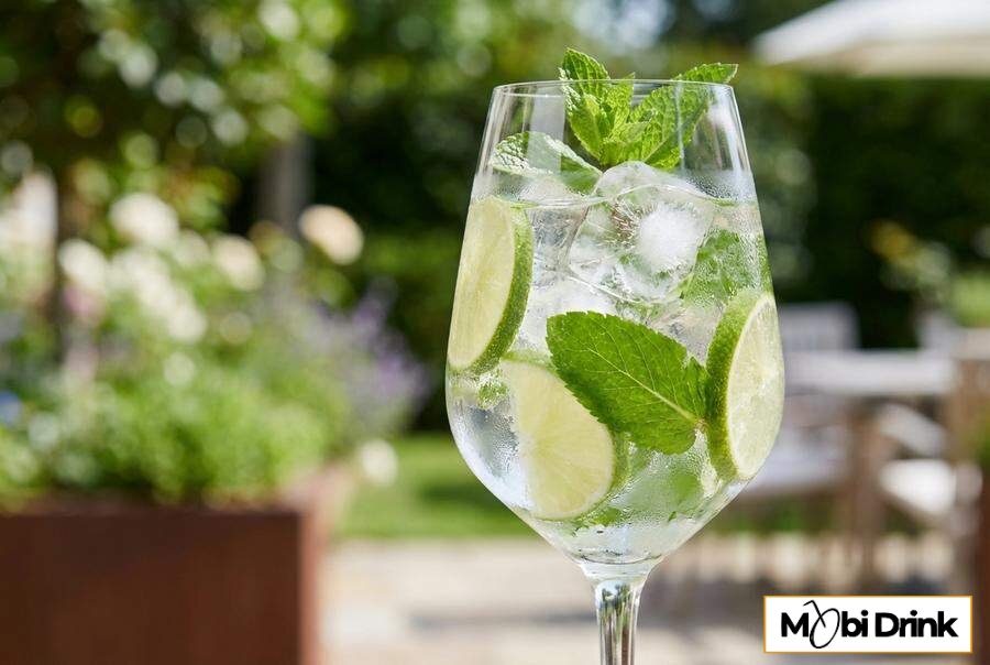 Orzeźwiający drink Hugo z miętą i limonką