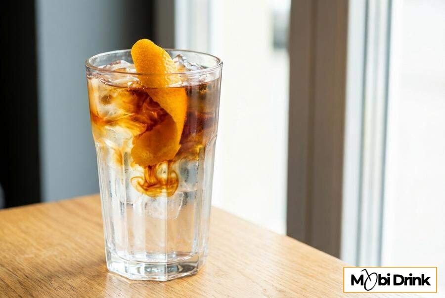 Orzeźwiający Jäger Tonic z lodem i pomarańczą
