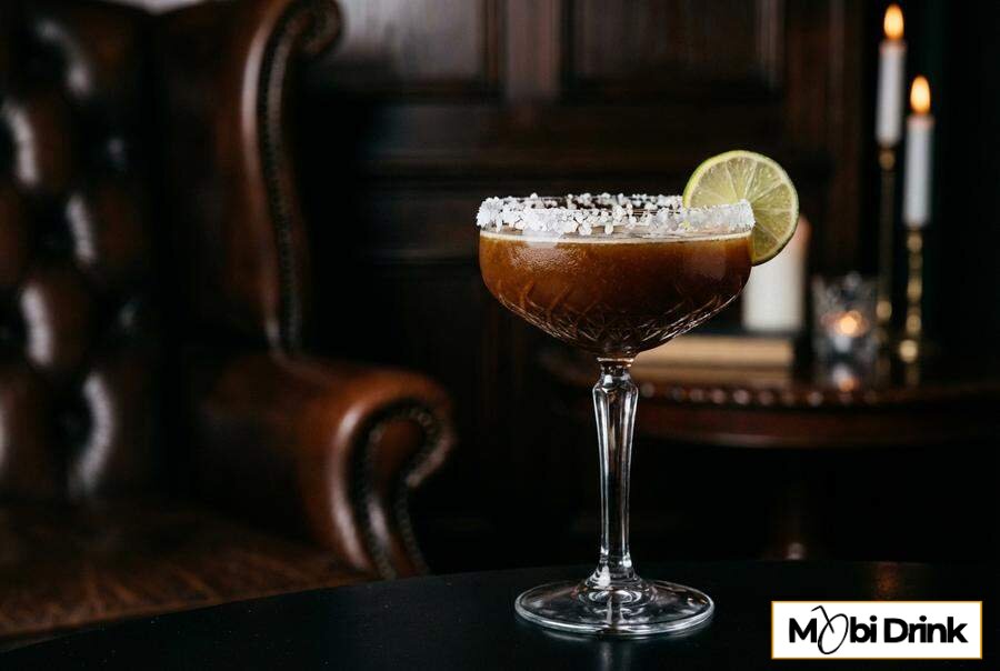 Elegancki koktajl Jägerita w kieliszku z solą