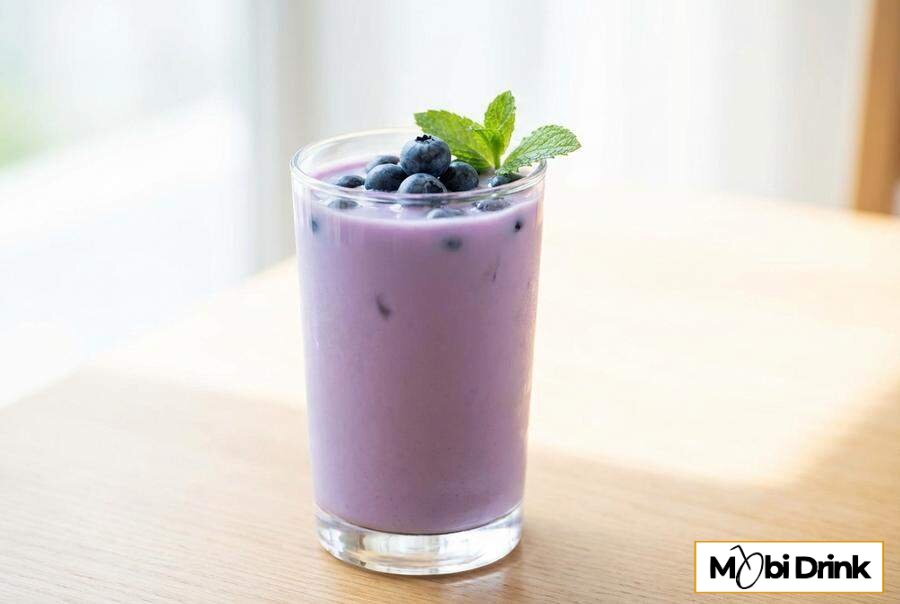 Fioletowy drink Jagodzianka z Malibu i jagodami