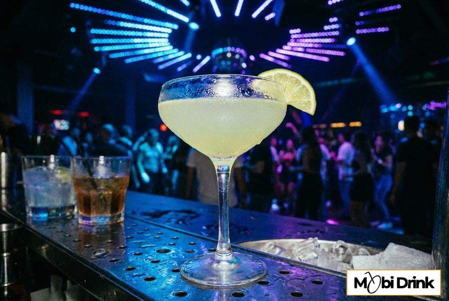 Kwaśny drink Kamikaze z limonką w kieliszku