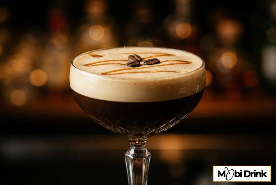Drink Karmelowe Espresso Martini z pianką i kawą