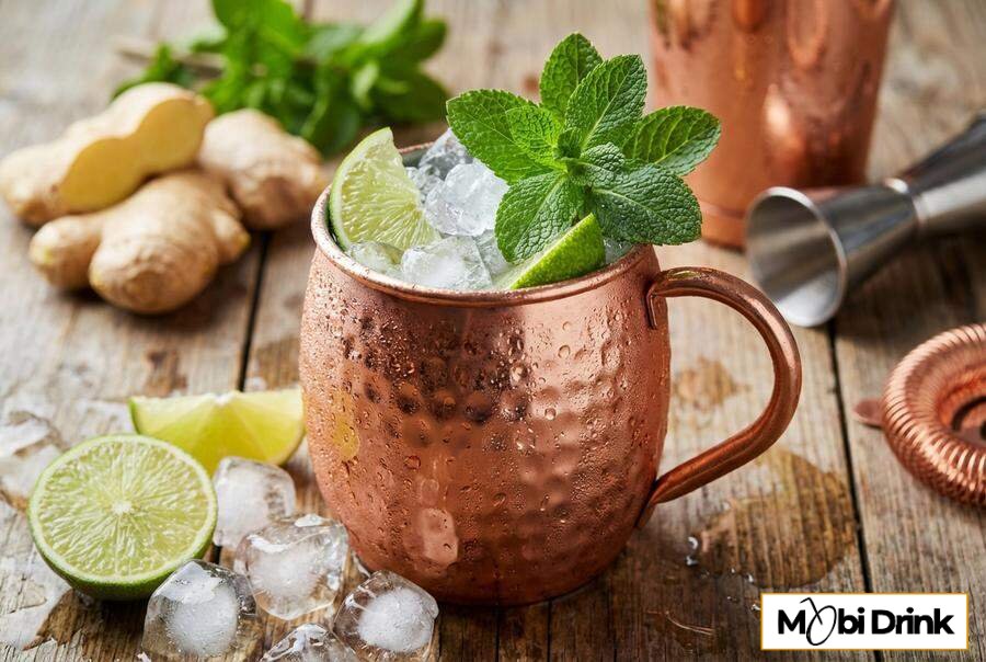 Drink Kentucky Mule w miedzianym kubku z limonką.
