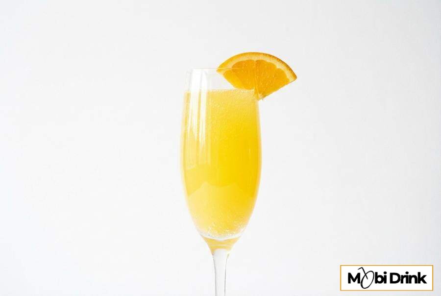 Kieliszek z drinkiem mimoza i plasterkiem pomarańczy