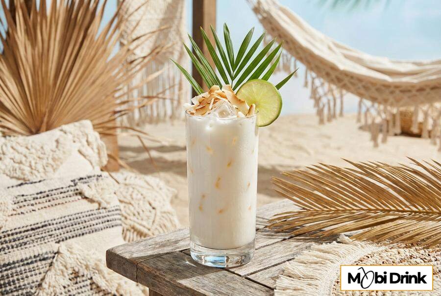 Klasyczny drink Malibu z mlekiem i wiórkami kokosowymi